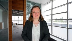 Read more about the article Von der Softwaretesterin zur Unternehmensgründerin: ARINNAU-Gründerin Karina Wagner im Interview